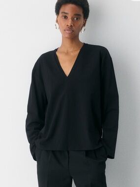 Aritzia Black V-Neck Long Sleeve NWT